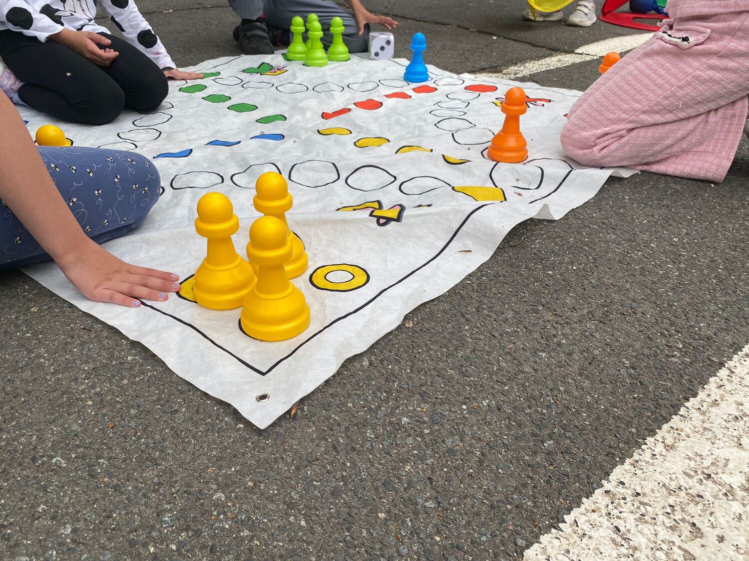 Auch im Sitzen kann man zusammen auf dem Schulhof spielen. Dafür muss man nicht laufen können : )